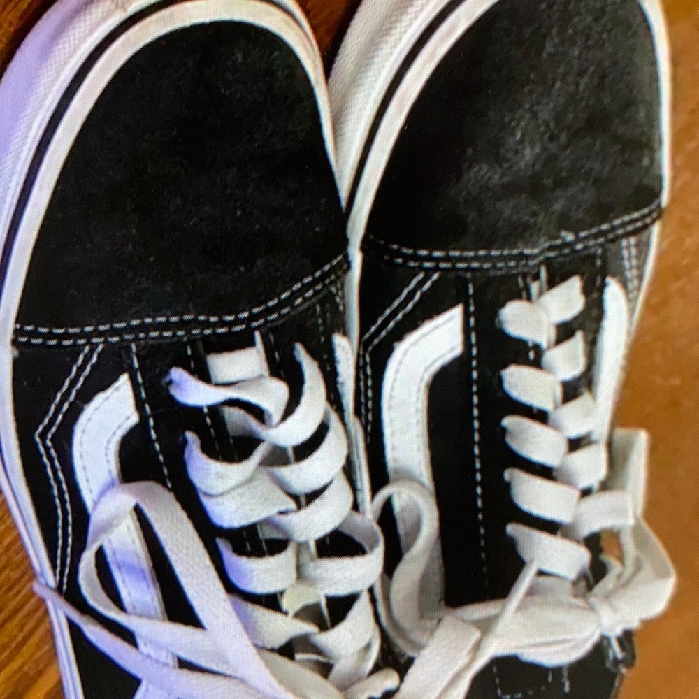 Clean bottoms lconic bold design shoes